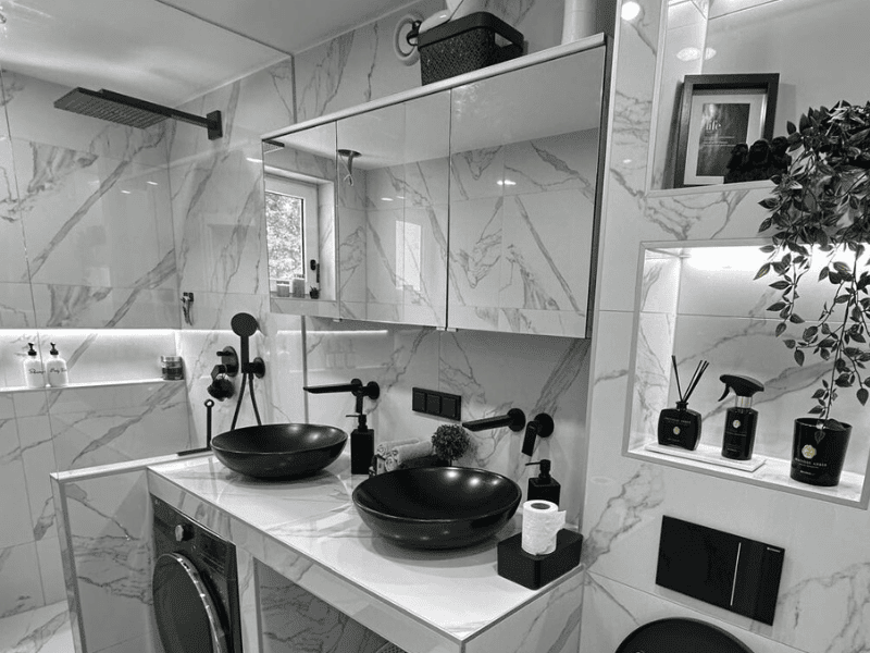 Badezimmer in Schwarz-Weiß – Referenzarbeit von Del Missier & Bergmann, 1210 Wien Klares Design und stilvolle Kontraste für ein modernes Raumgefühl.
